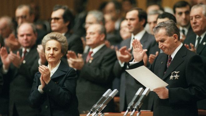 Коммунистический диктатор Николае Чаушеску (R) с партийной элитой, ноябрь 1989 г.