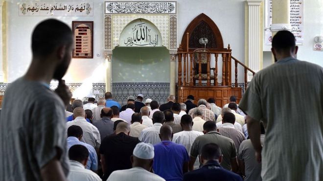 Мусульмане в мечети во Франции