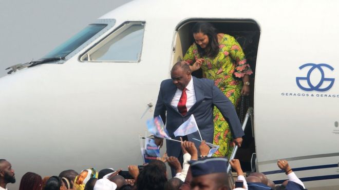 Лидер оппозиции в Демократической Республике Конго Жан-Пьер Бемба высаживается из самолета в международном аэропорту Нджили в Киншасе, Демократическая Республика Конго, 1 августа 2018 года