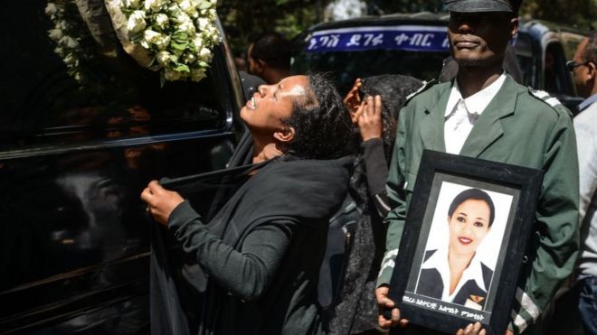 Скорбящие присутствуют на массовых похоронах жертв авиакатастрофы Эфиопских Авиалиний