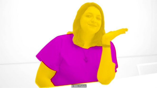 Mulher representa emoji