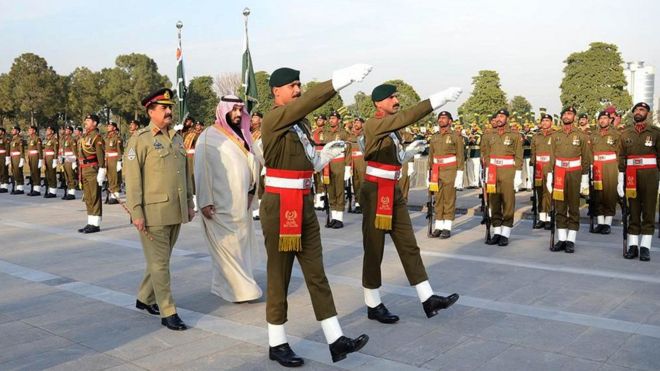 Мохаммед бен Салман - тогдашний министр обороны - приветствуется генералом армии Пакистана Рахилом Шарифом 10 января 2016 года