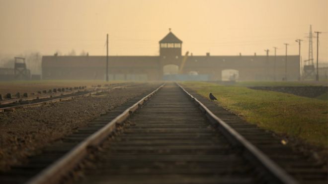 Железнодорожный путь, ведущий к печально известным Вратам Смерти в лагере смерти Освенцим II Биркенау.