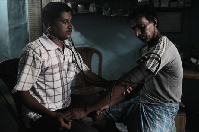 Sanjoy Mondal проверяет уровень артериального давления у пациента