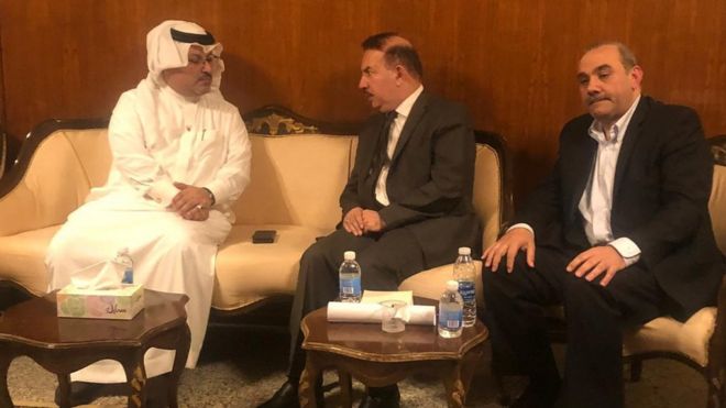 وزير الداخلية العراقي الفريق ياسين الياسري، في الوسط، يتحدث إلى السفير البحريني صلاح علي المالكي