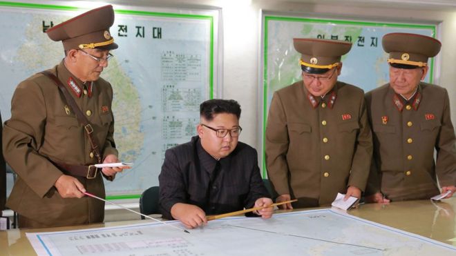 На этом снимке, сделанном 14 августа 2017 года и опубликованном в официальном Корейском центральном информационном агентстве (KCNA) 15 августа 2017 года, изображен лидер Северной Кореи Ким Чен Ун (С), осматривающий командование Стратегических сил Корейской народной армии ( Кпа) в нераскрытом месте.