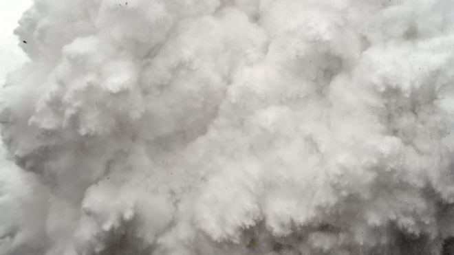 Облако снега и мусора, спровоцированное землетрясением, летящим к базовому лагерю Эвереста (25 апреля 2015 г.)