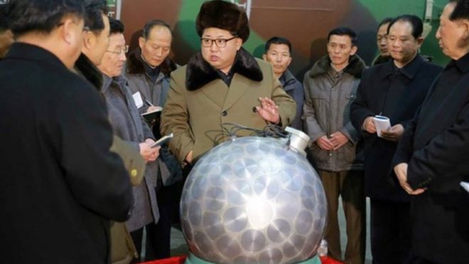 Foto del diario norcoreano Rodong Sinmun que muestra a Kim Jong-Un inspeccionando lo que dice ser una bomba nuclear.