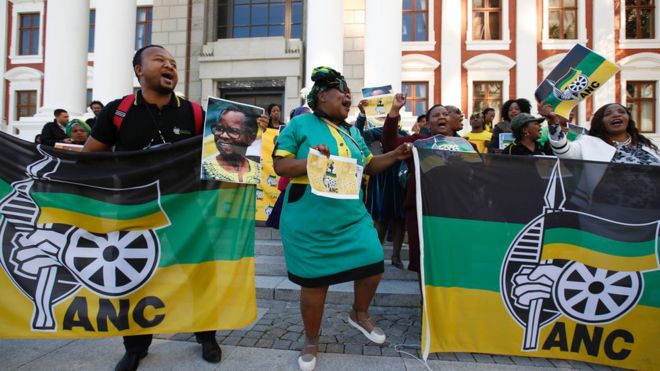 Сторонники АНК танцуют, чтобы отпраздновать победу президента Зумы