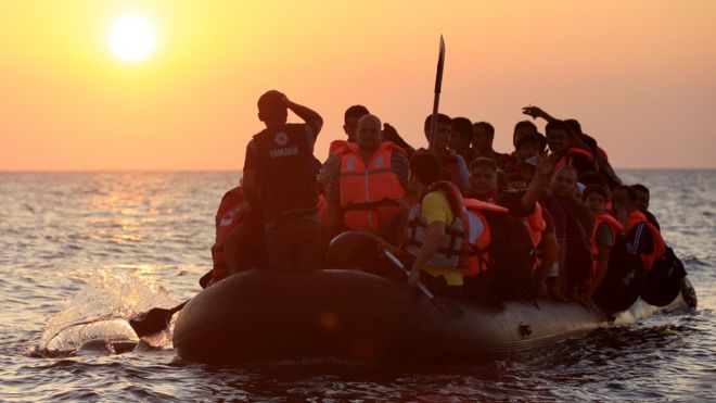 Мигранты и беженцы плывут на резиновой лодке недалеко от греческого побережья