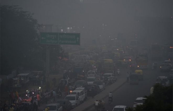 8 ноября 2017 года в Нью-Дели сквозь плотный смог видно движение.