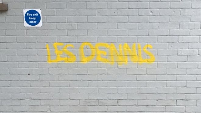 Les Dennis граффити