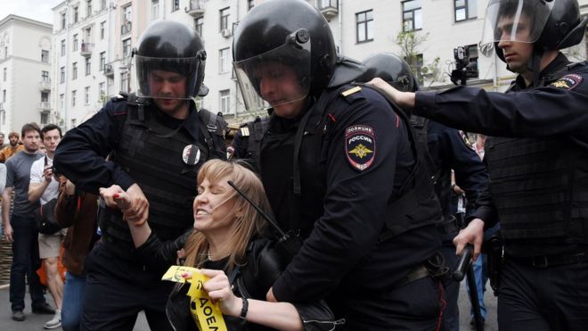 Российские полицейские задержали Марию Баронову из "Открытой России" на митинге оппозиции на Тверской улице в центре Москвы