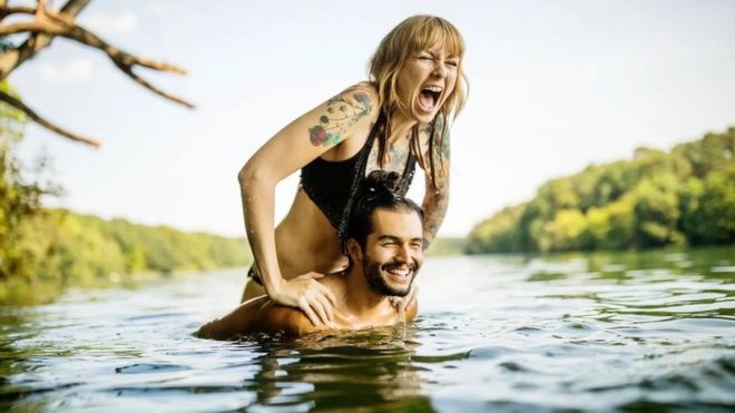 Casal de namorados em lagoa
