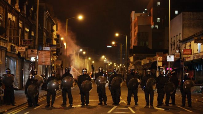 Хотя полицейские расстрелы в Великобритании редки, в Лондоне вспыхнули беспорядки после того, как стрелок убил чернокожего в 2011 году