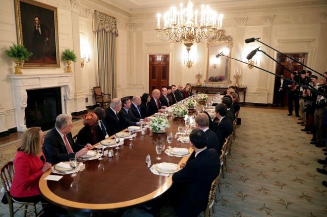 Дональд Трамп и делегаты ООН в государственной столовой в апреле 2017 года