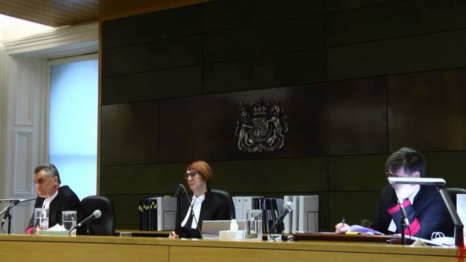 Снимок экрана прямой трансляции апелляционного слушания Джорджа Пелла с участием трех судей (l-r) судьи Криса Максвелла, главного судьи Анны Фергюсон и судьи Марка Вайнберга