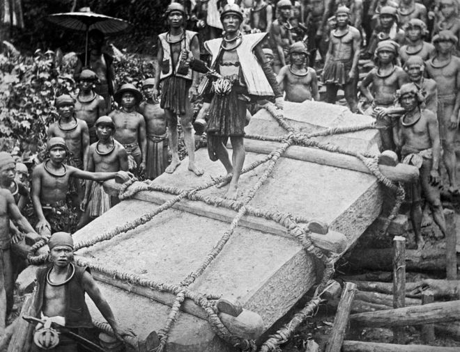 Церемония перетягивания камня на Ниас в Индонезии