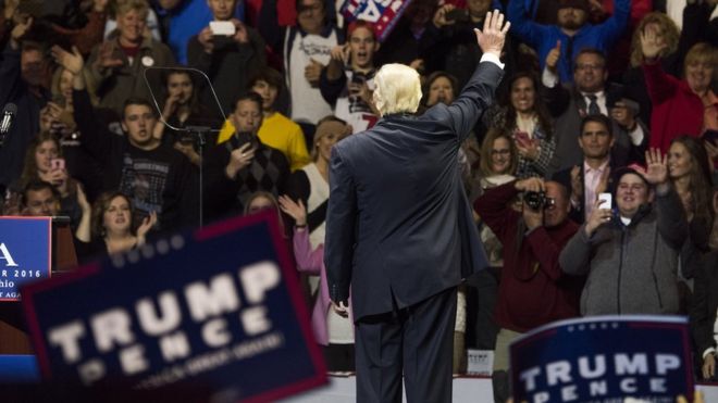 Избранный президент Дональд Трамп признает толпу после выступления на US Bank Arena 1 декабря 2016 года в Цинциннати, штат Огайо