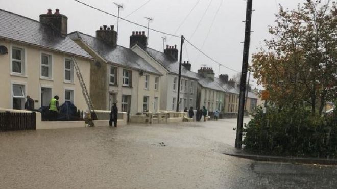 Кармартеншир, одна из главных улиц Лланибиддера, пострадала от наводнения