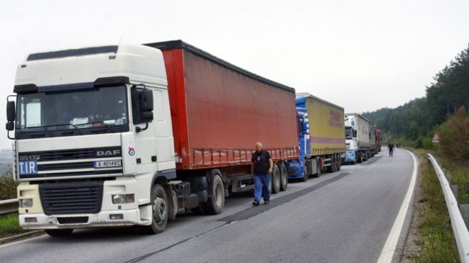 Очередь грузовых автомобилей припаркована на дороге на границе Турции и Болгарии