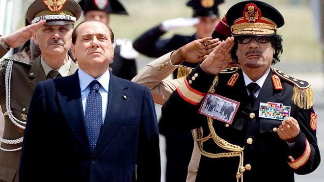 Сильвио Берлускони приветствует Муаммара Каддафи в аэропорту Чампино (архивное изображение)