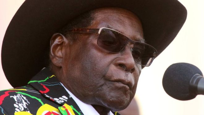 Роберт Мугабе обращается к сторонникам своей правящей партии ЗАНУ (ПФ), собравшейся на митинг в Чинхойи