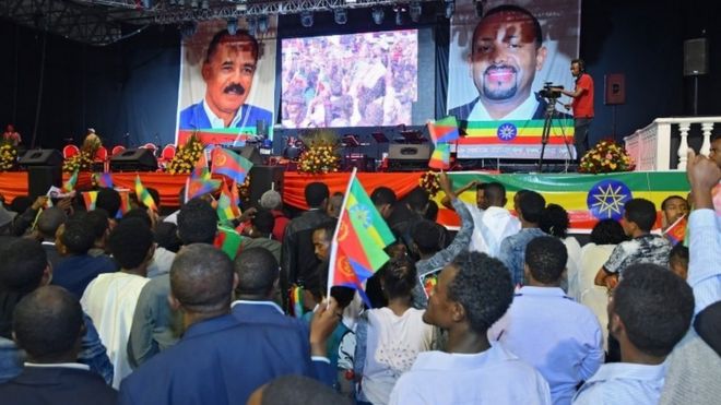 Люди присутствуют на мероприятии для президента Эритреи Исайяса Афверки в Миллениум-холле в Аддис-Абебе, Эфиопия, 15 июля 2018 года.