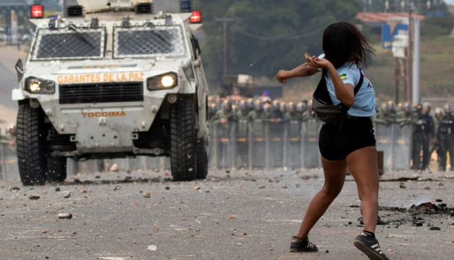 Столкновение венесуэльских демонстрантов с Боливарианской национальной гвардией на границе с Бразилией