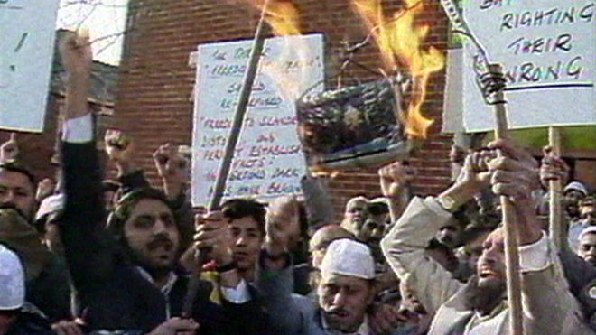 Протестующие сжигают копию «Сатанинских стихов» Салмана Рушди на акции протеста в Блэкберне, 1989 год