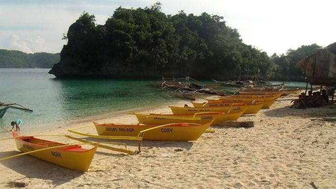 Желтые лодки на пляже