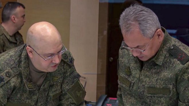 Los generales Surovikin y Shoigu.