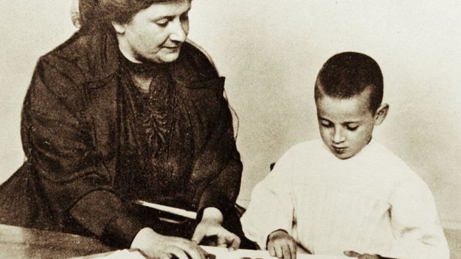 Montessori con un niño siguiendo su método.