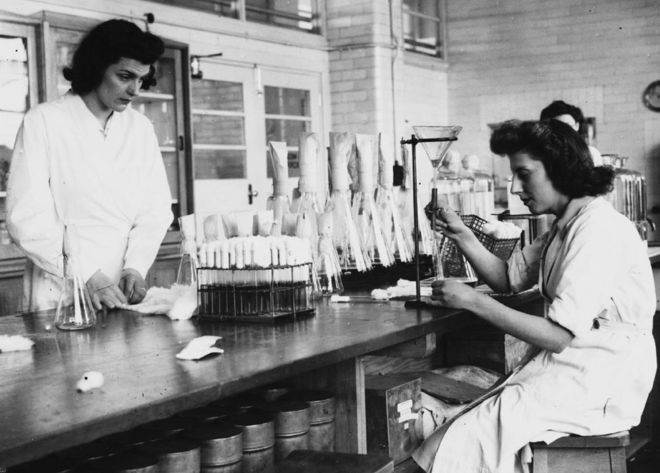 Женщины, работающие в лаборатории пенициллина Distillers в Ливерпуле, в марте 1946 года