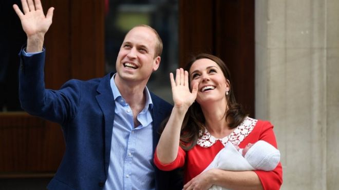 Герцог и герцогиня Кембриджская с новорожденным мальчиком