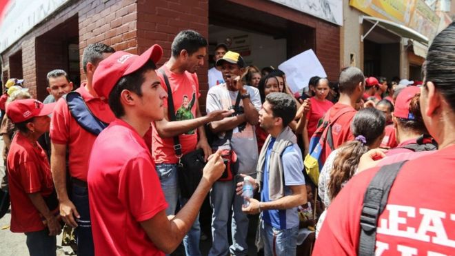 Сторонники президента Мадуро на митинге