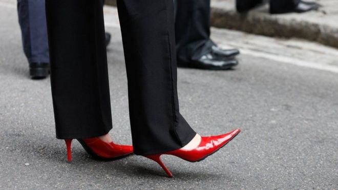 Женщина в туфлях на высоких каблуках