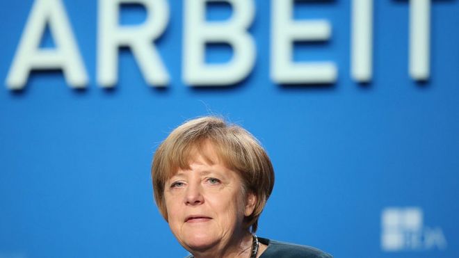 Канцлер Германии Ангела Меркель выступает на конгрессе Федерации работодателей Германии (BDA) перед словом «Arbeit», которое по-немецки означает «работа», 4 ноября 2014 г.