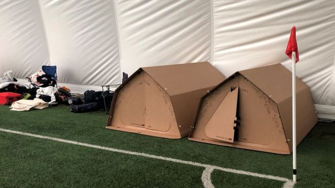 Игроки спали в картонных палатках