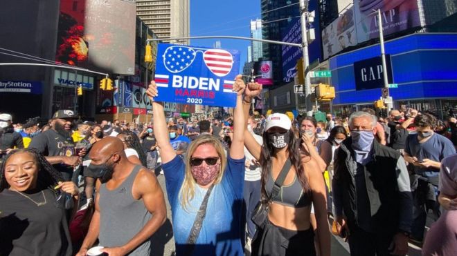 En la icónica Times Square de Nueva York, una multitud salió a festejar.