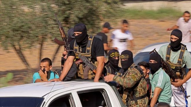 Des militants avancent samedi vers la frontière israélienne depuis le sud de Gaza.