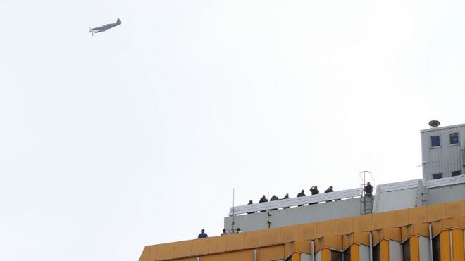 Spitfire пролетает над городской больницей в Белфасте