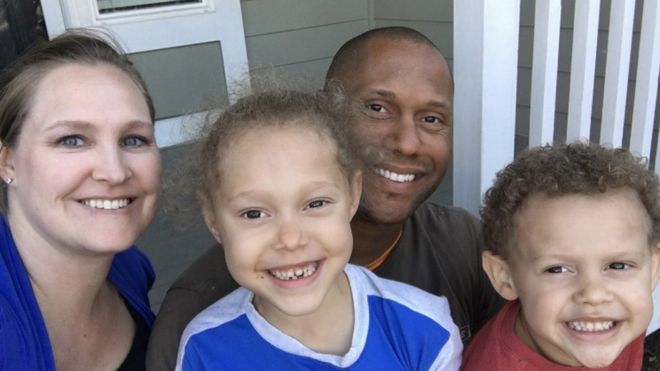 Кристин живет в штате Вашингтон со своим мужем Джоэлом и их детьми Кайлой, 6 лет, и Джеттой, 5 лет