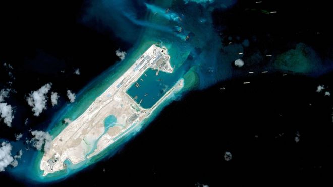 Спутниковое изображение того, что некоторые говорят, что это взлетно-посадочная полоса строится на Fiery Cross рифе в Спратли в спорном Южно-Китайском море.