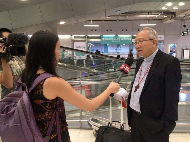 Đức Giám Mục Phaolô Nguyễn Thái Hợp trả lời phỏng vấn BBC khi ông vừa đáp xuống phi trường Survanabumi, Thái Lan khuya 20/11