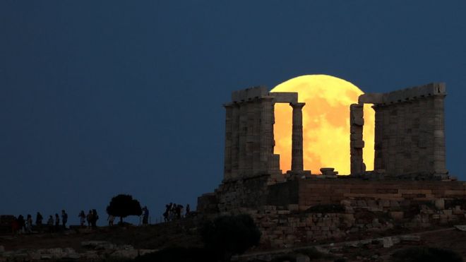 O eclipse da lua visto na Acrópole, em Atenas, na Grécia