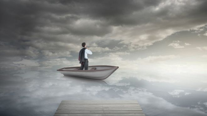 Homem entre o céu e o mar