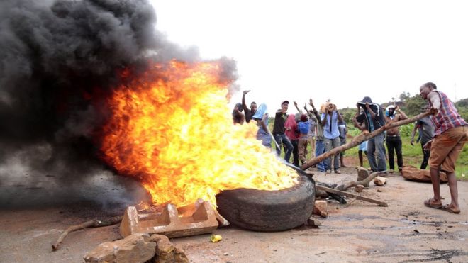 Протестующие сжигают шины в столице Зимбабве Хараре