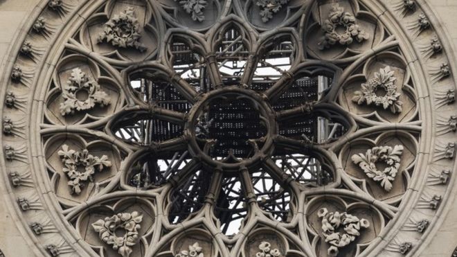 Detalle de los efectos del incendio en la catedral de Notre Dame.