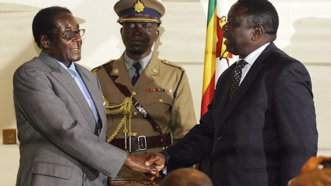 Г-н Мугабе пожимает руку г-ну Цвангираю после заключения соглашения о разделе власти в 2008 году